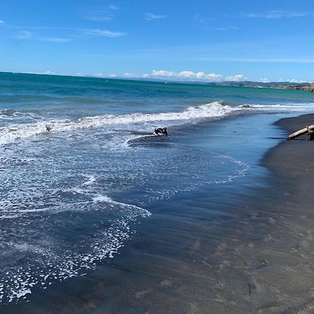 Urenui Beach Bach Екстер'єр фото