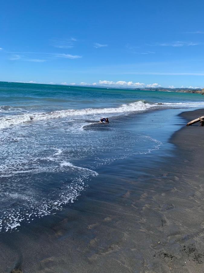 Urenui Beach Bach Екстер'єр фото